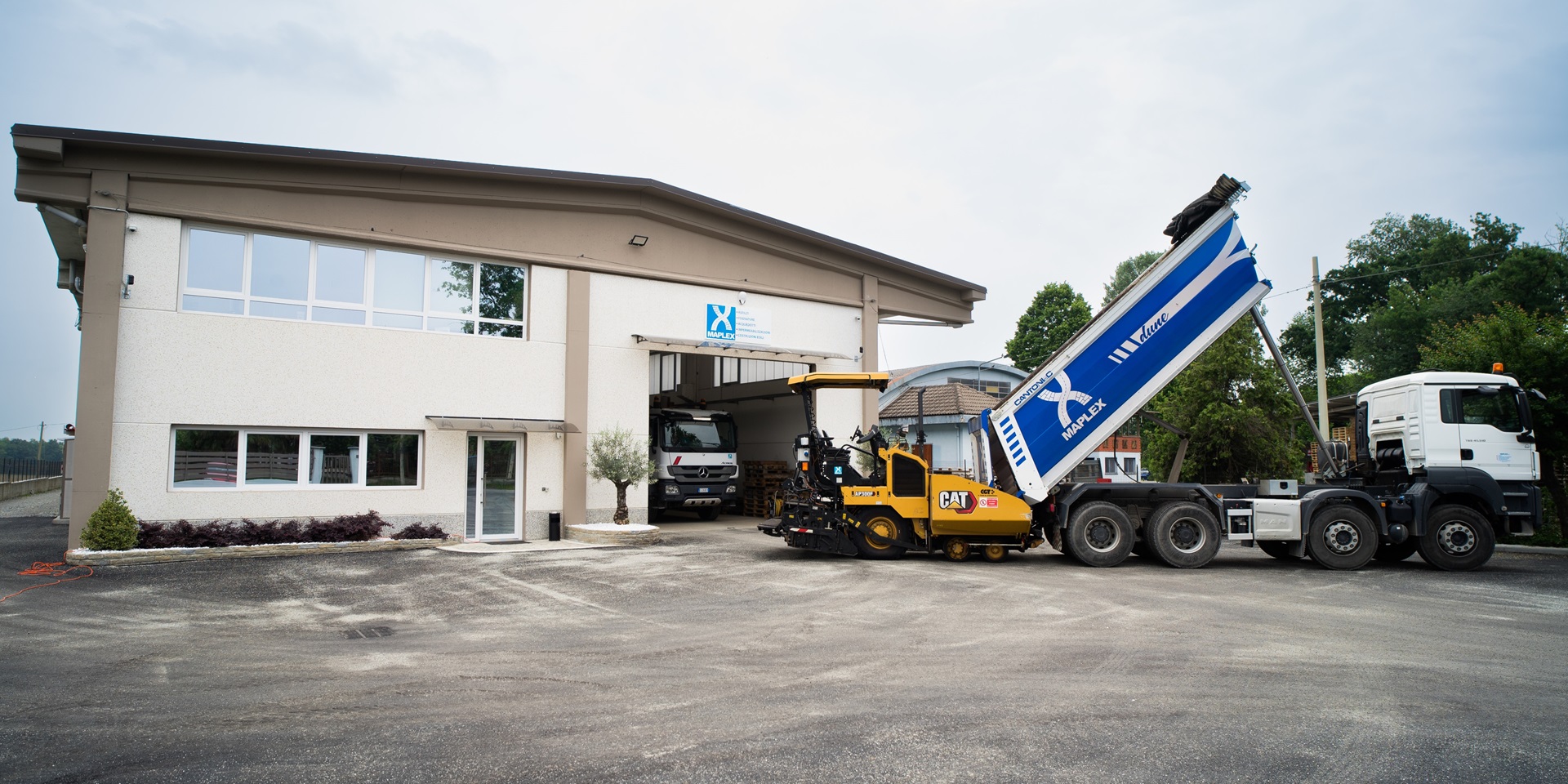 Camion ribaltabile con asfalto